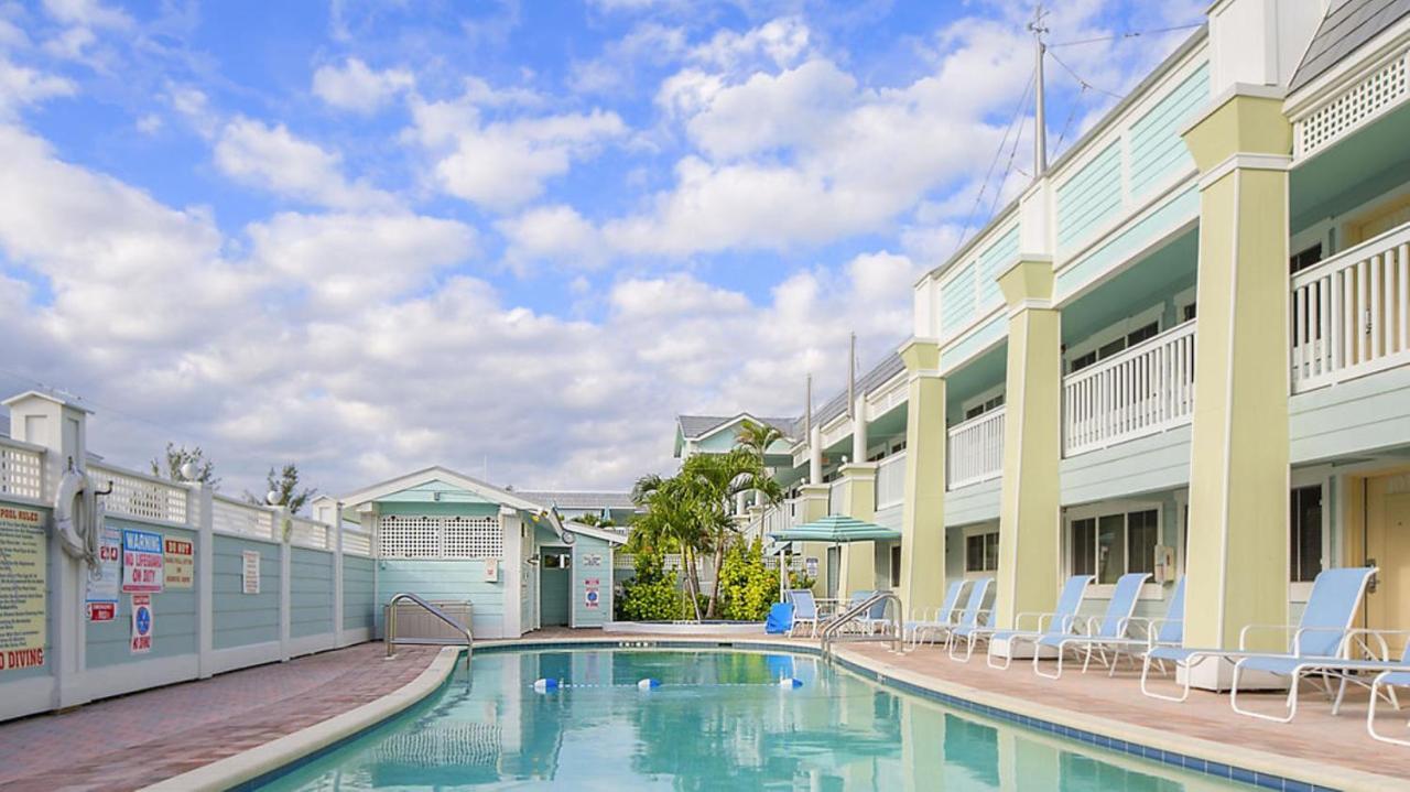 Resort Sixty-Six Холмс-Бич Экстерьер фото